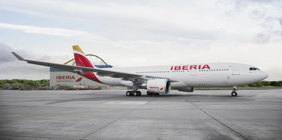 El Hangar 6, detrs de un A330 de Iberia.